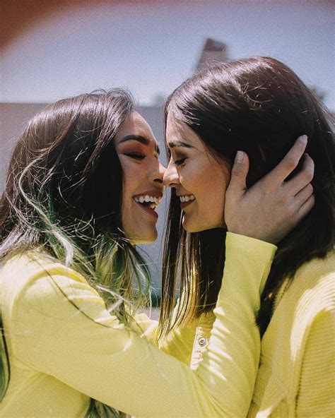 lesbianas besandose|Mujeres Besándose: Celebrando el Amor Lesbico 